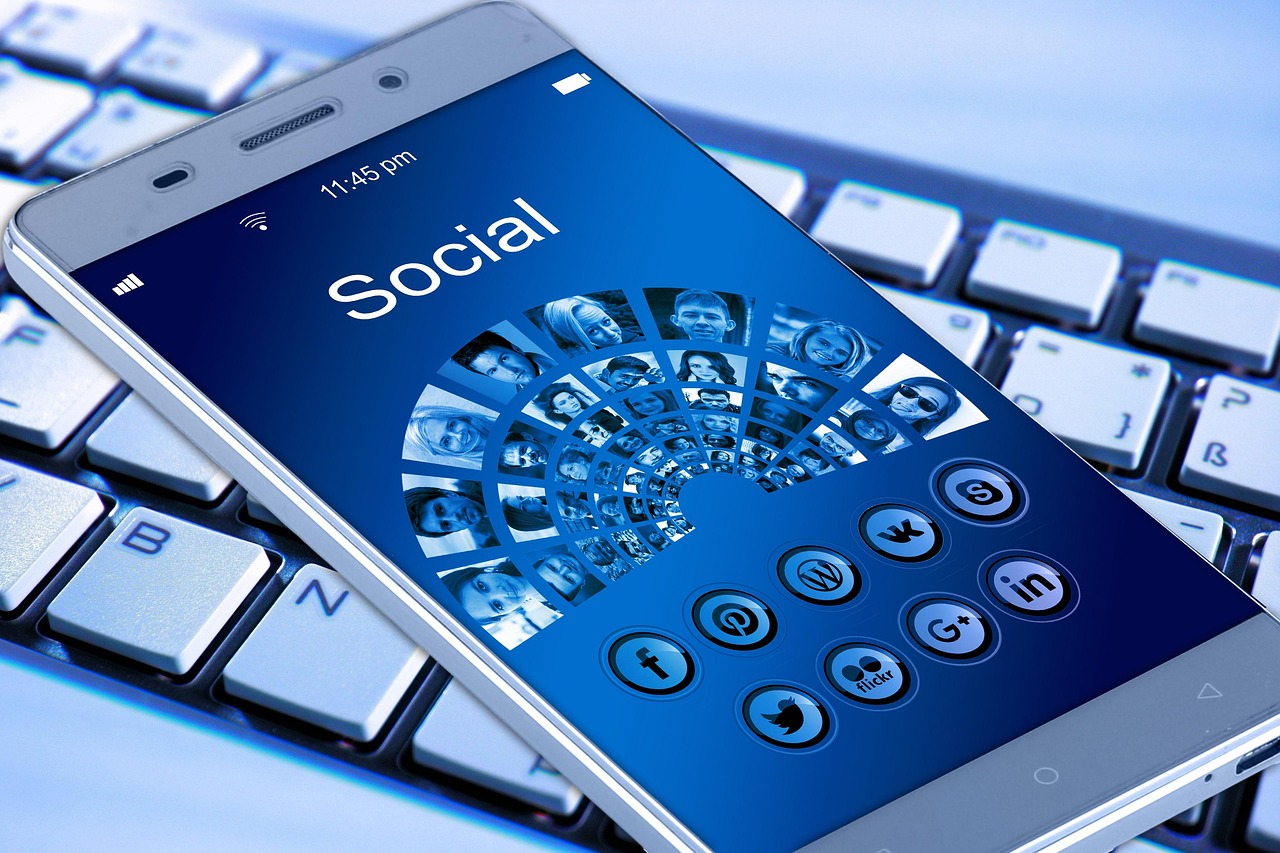 mobile phone social media